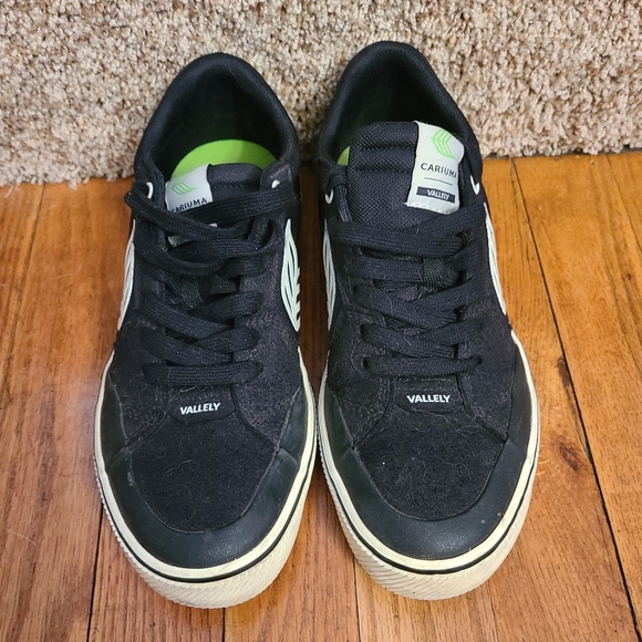 Cariuma Valley Sneaker - Picture 2 of 8